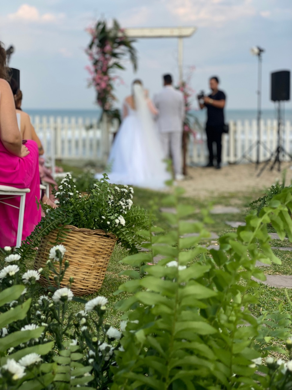 Cerimônia de casamento na praia, com a noiva e o noivo no altar