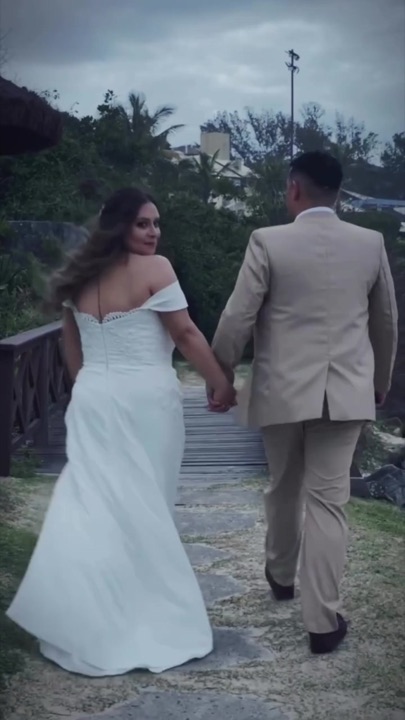 Noivos de mãos dadas caminhando de costas